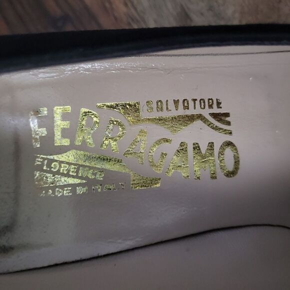 Vintage Salvatore Ferragamo Mafalda Pumps Black Suede Dark Red Toe Cap Size 7.5 - Picture 10 of 12